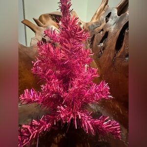 Vibrant Pink Holiday Tree 🌲